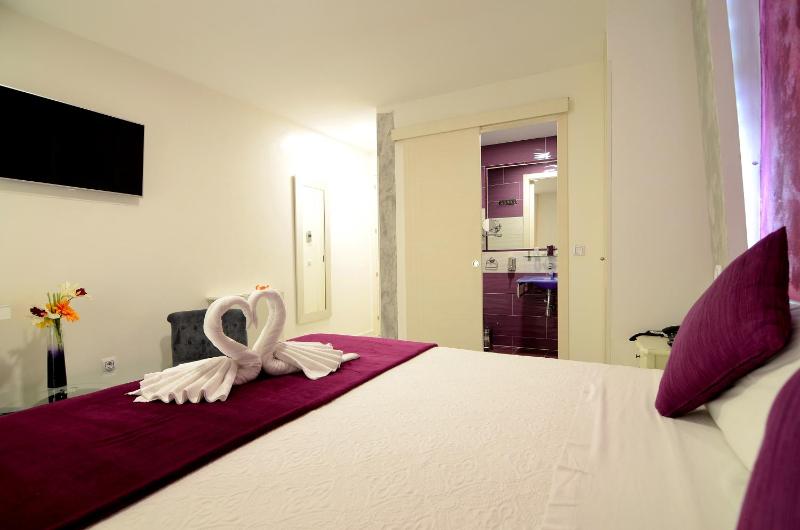 Double Room image 3