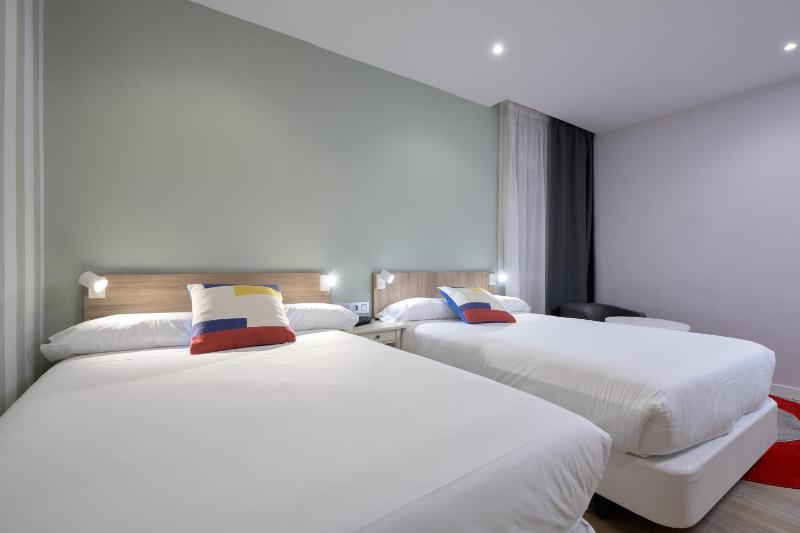 Deluxe Family Room image 3
