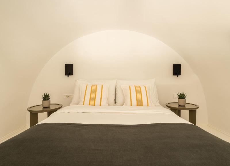 Premium Quadruple Room Caldera View with Outdoor Mini Plunge Pool image 4