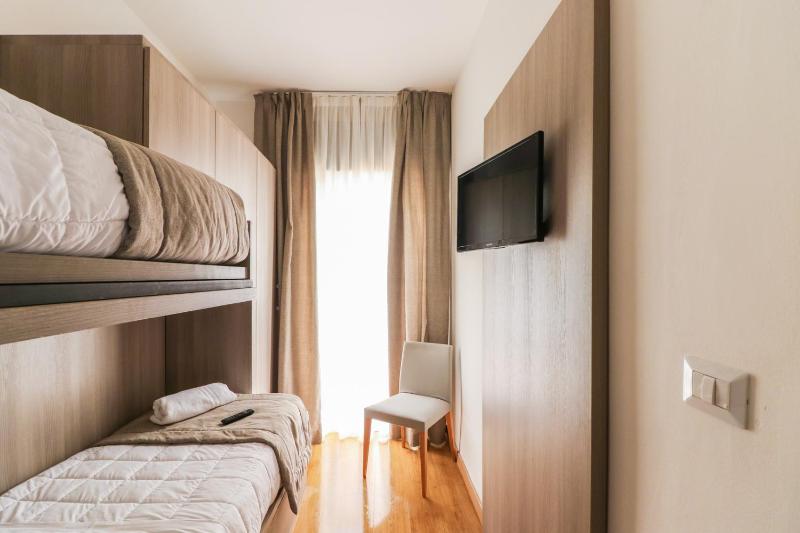 Deluxe Suite with Sea View image 4