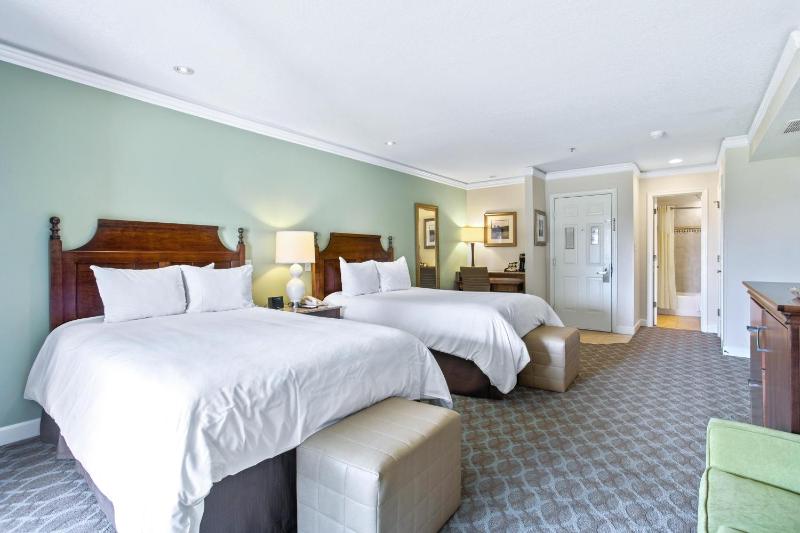 Deluxe Room with Two Double Beds image 3
