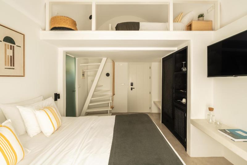 Deluxe Quadruple Room with Caldera View  image 1