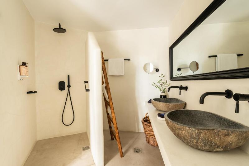 Deluxe Quadruple Room with Caldera View  image 4