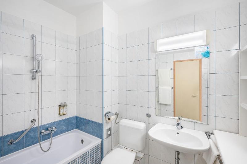 Executive Twin Room with Lake View image 3