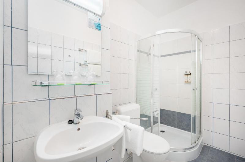 Executive Twin Room with Lake View image 2
