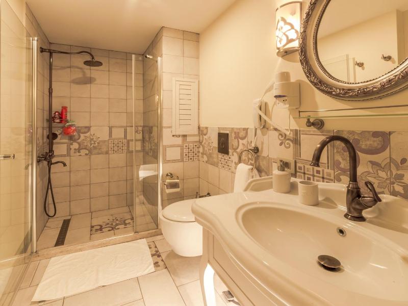 Double or Twin Room with Side Sea View image 4
