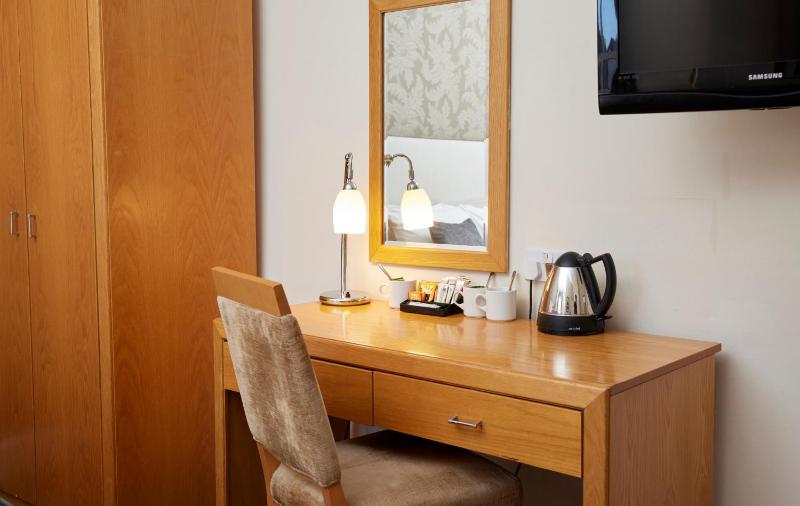 Family Room (2 Adults + 1 Child) image 3