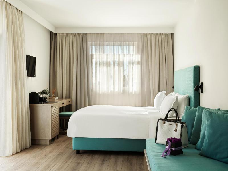 Deluxe Double or Twin Room with Balcony image 2