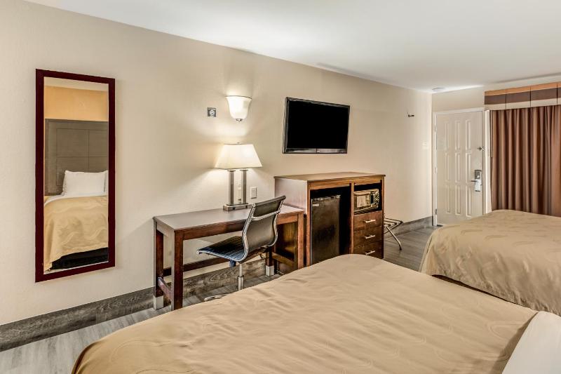 Standard Queen Room with Two Queen Beds - Non Smoking  image 2