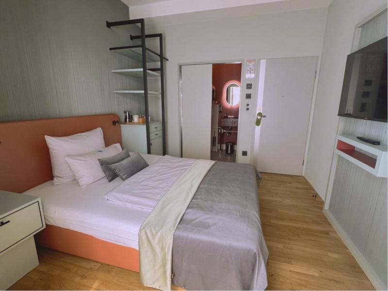 Budget Double Room image 4