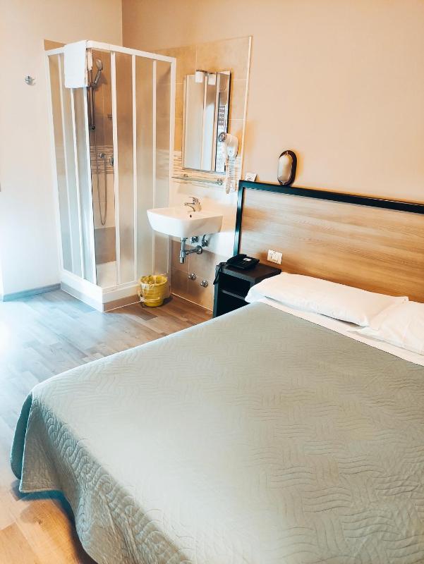 Double Room with Shared Toilet image 2