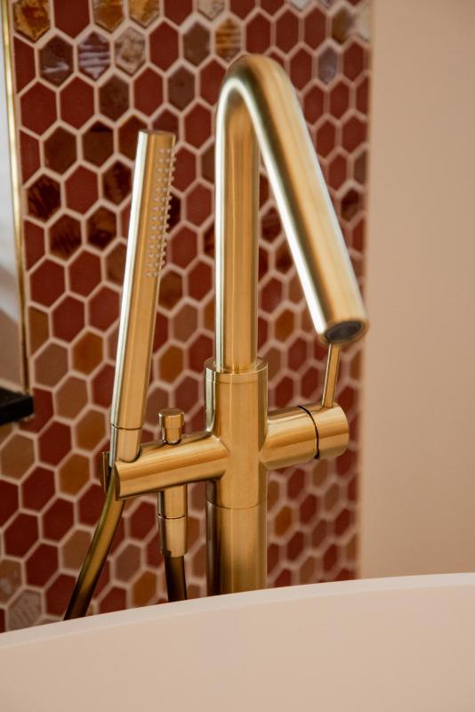 Deluxe Double Room with Bath image 3