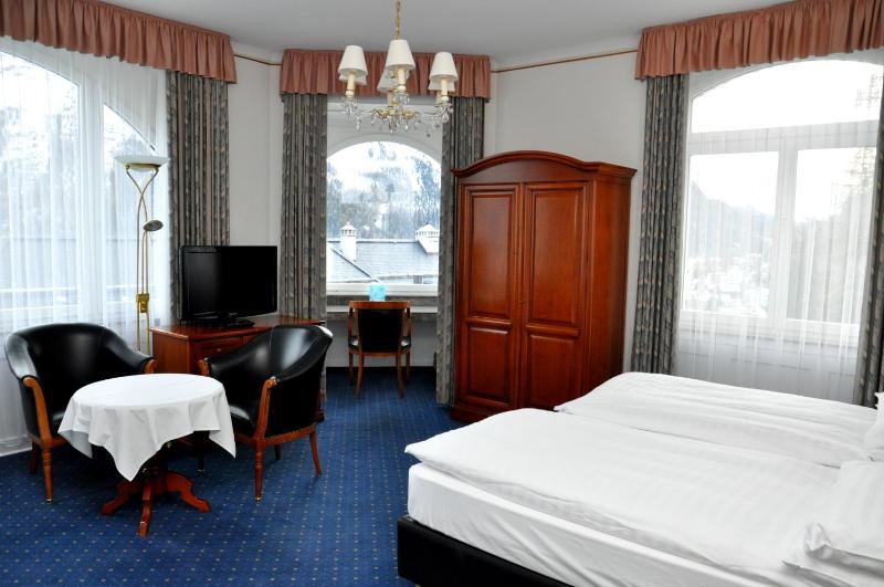 Double or Twin Room with Lake View image 3