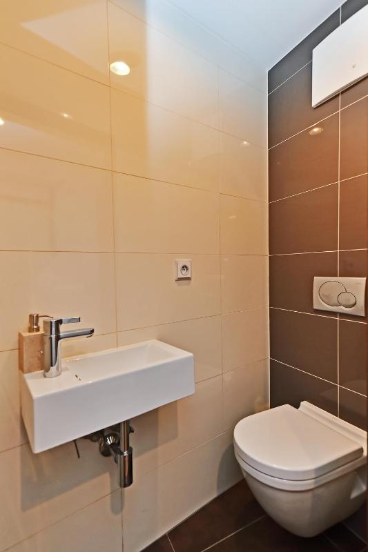 One-Bedroom Apartment image 2