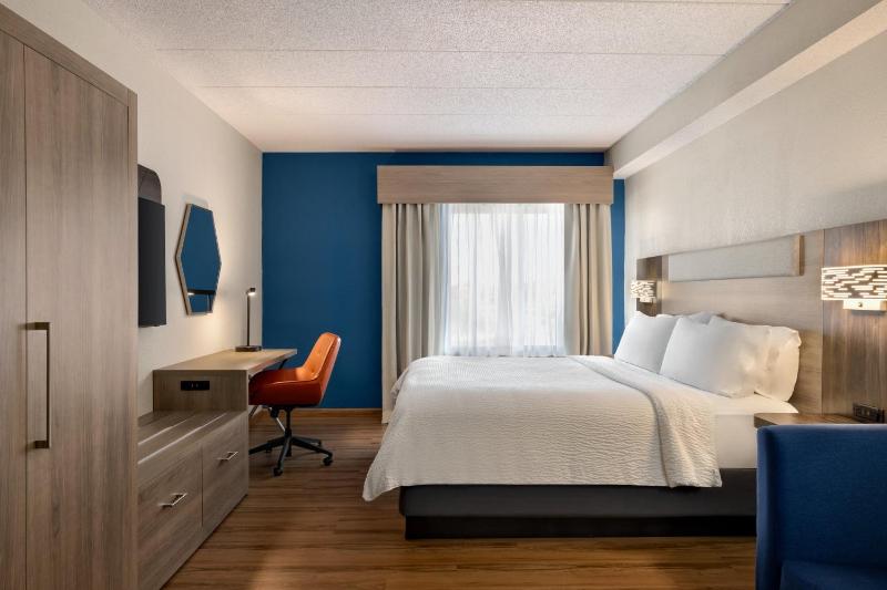Standard King Room with Sofa Bed image 1