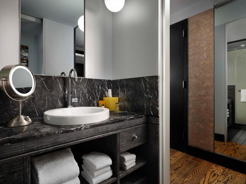 King Room - High Floor image 3