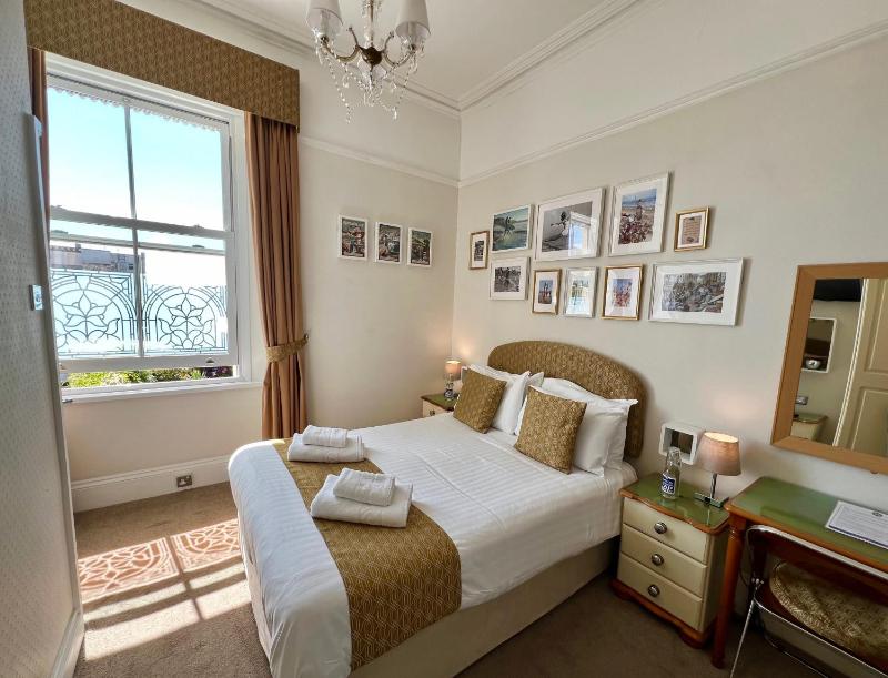 Double Room with Pool View image 4