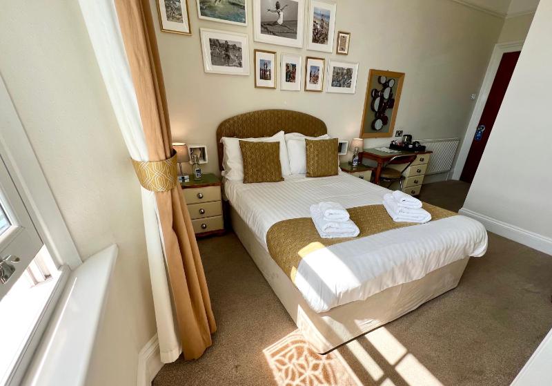 Double Room with Pool View image 3
