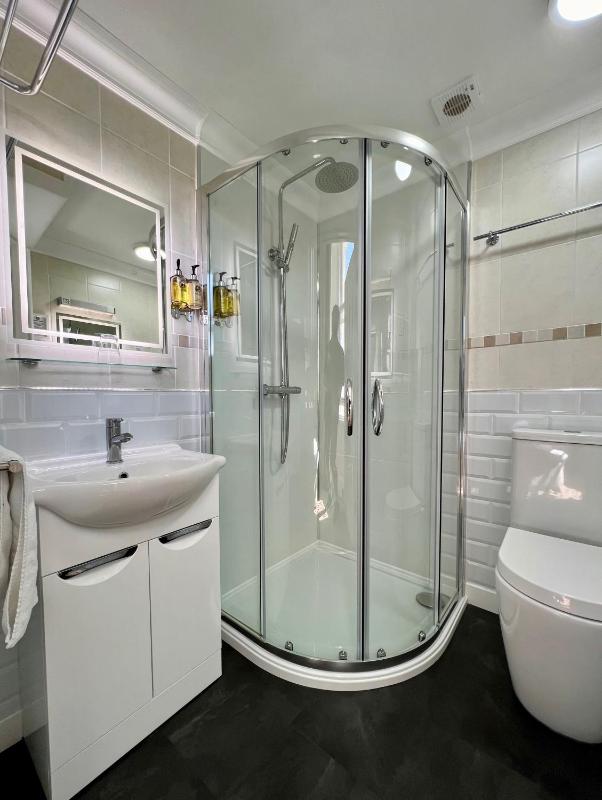 Double Room with Pool View image 2