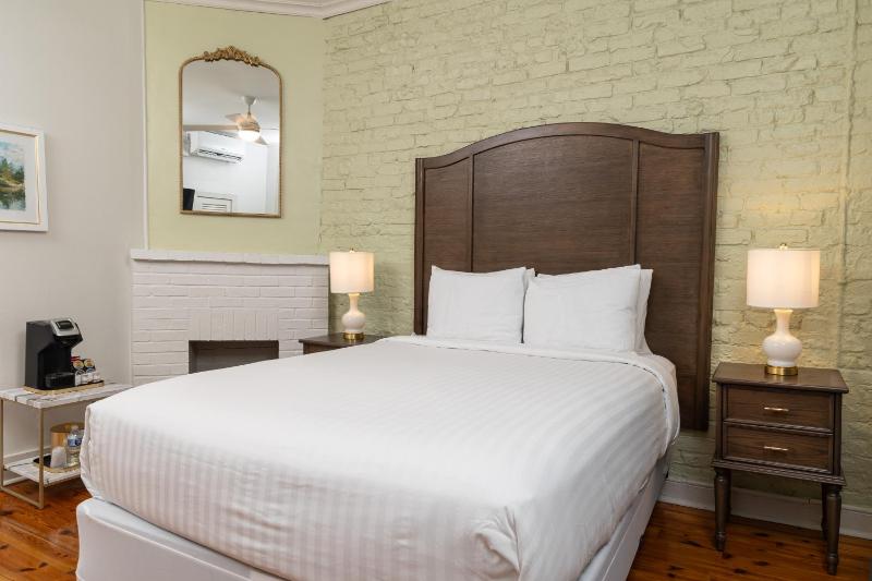 Deluxe Queen Room image 3