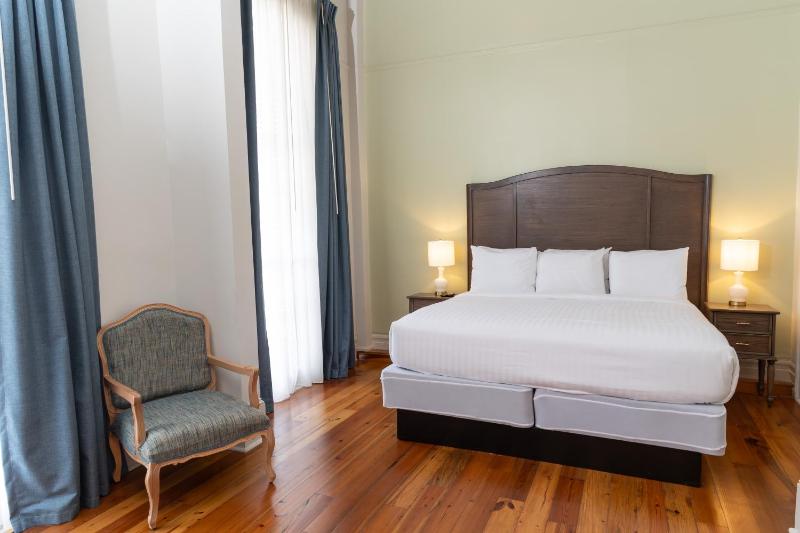 Interior Deluxe King Room image 4