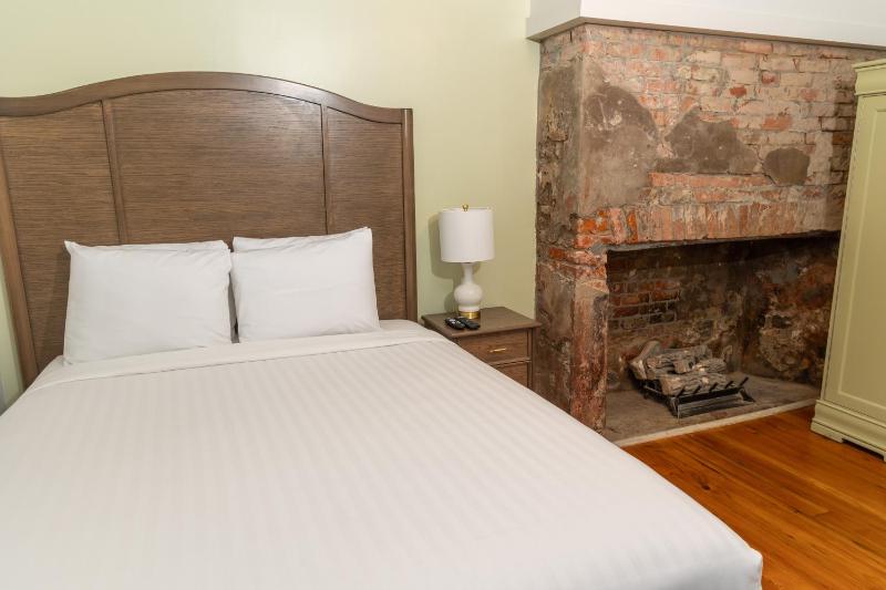 Deluxe Queen Room image 2