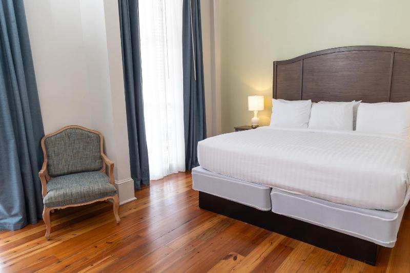 Deluxe King Room image 3
