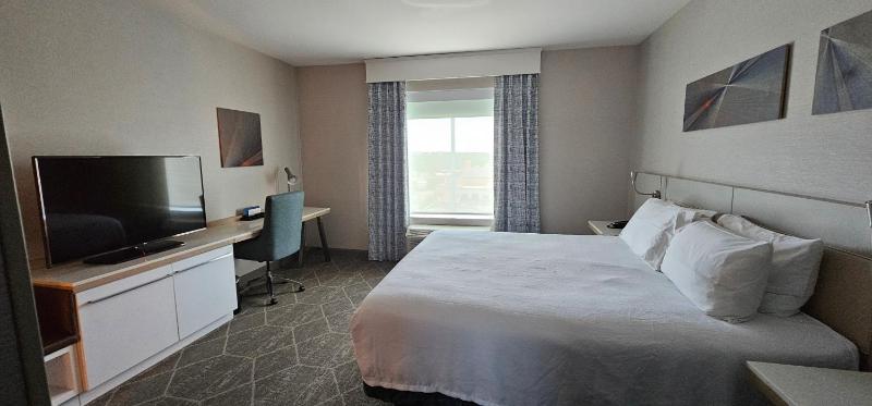 King Room with Tub - Mobility and Hearing Access image 4
