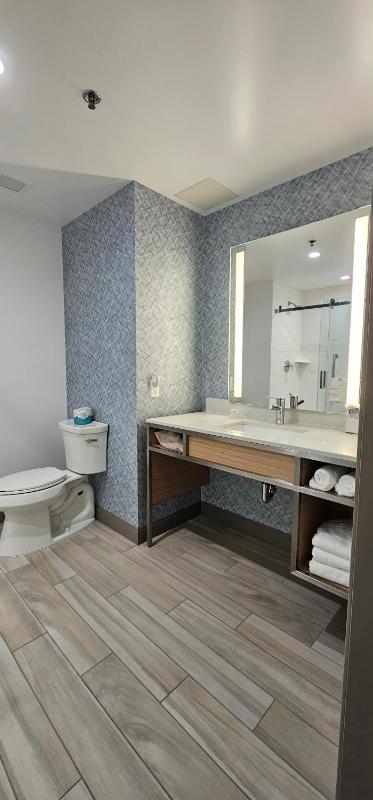 King Room with Tub - Mobility and Hearing Access image 3