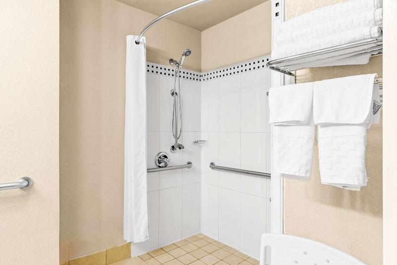 King Room with Roll-in Shower - Disability Access/Non-Smoking image 3