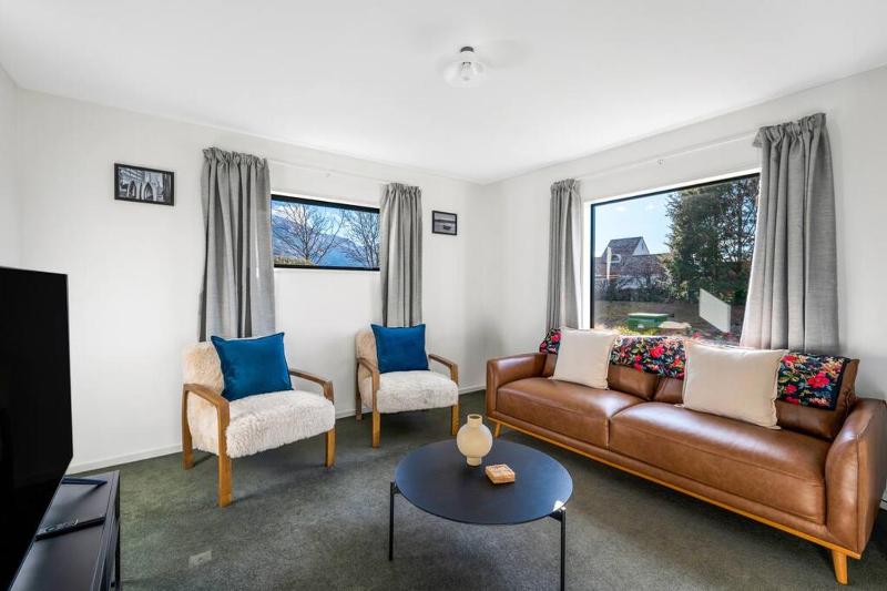 Wanaka close to town Modern with a Fireplace and Heat pumps Sleeps 6 - image 24