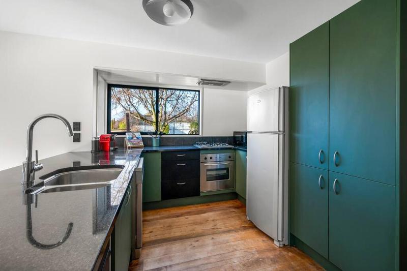 Wanaka close to town Modern with a Fireplace and Heat pumps Sleeps 6 - image 26