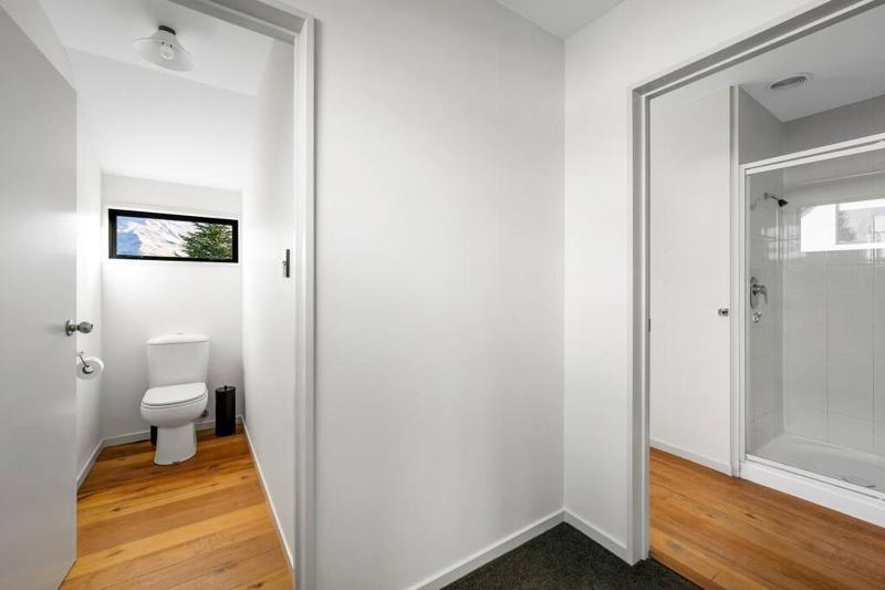 Wanaka close to town Modern with a Fireplace and Heat pumps Sleeps 6 - image 9