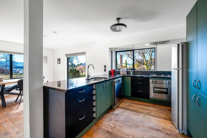 Wanaka close to town Modern with a Fireplace and Heat pumps Sleeps 6 - image 2