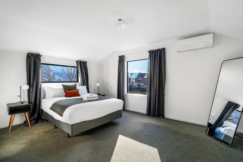 Wanaka close to town Modern with a Fireplace and Heat pumps Sleeps 6 - image 16