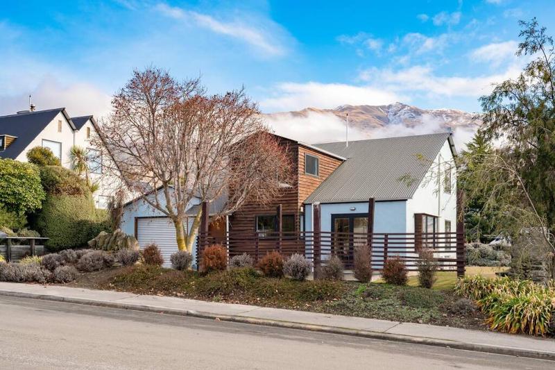 Wanaka close to town Modern with a Fireplace and Heat pumps Sleeps 6 - image 17