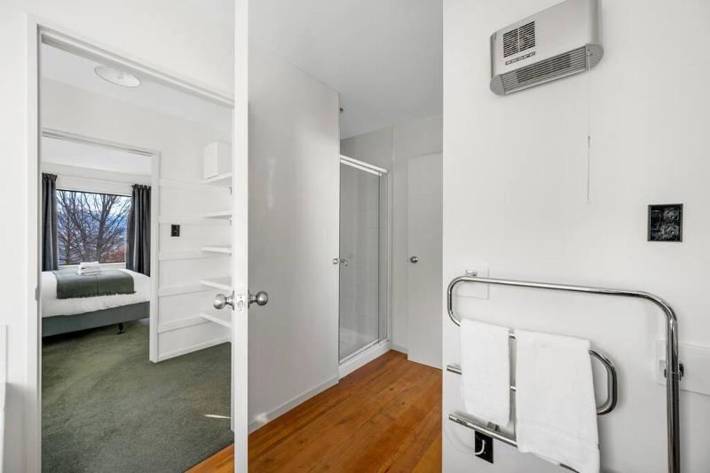 Wanaka close to town Modern with a Fireplace and Heat pumps Sleeps 6 - image 19