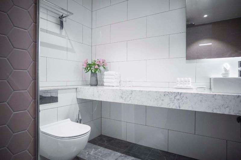 Junior Suite- min 25 years of age acceptable  image 1