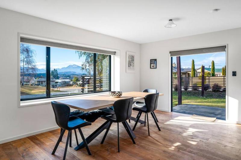 Wanaka close to town Modern with a Fireplace and Heat pumps Sleeps 6 - image 5