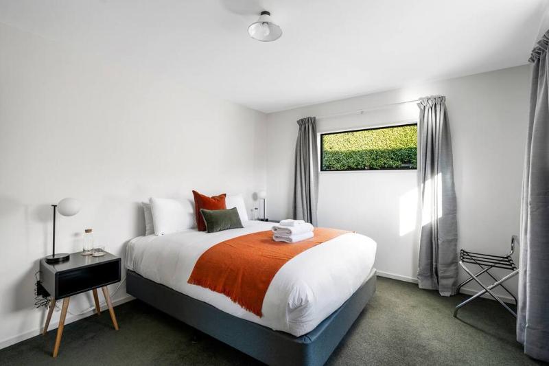 Wanaka close to town Modern with a Fireplace and Heat pumps Sleeps 6 - image 27