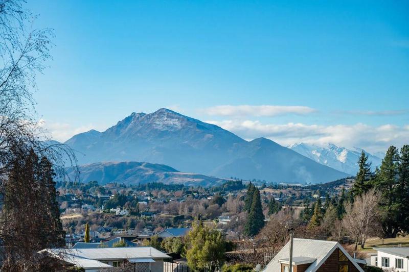 Wanaka close to town Modern with a Fireplace and Heat pumps Sleeps 6 - image 14