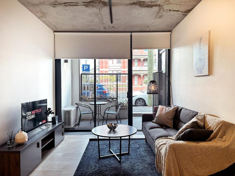 Stunning Courtyard 2br1ba North Melbourneparking Images
