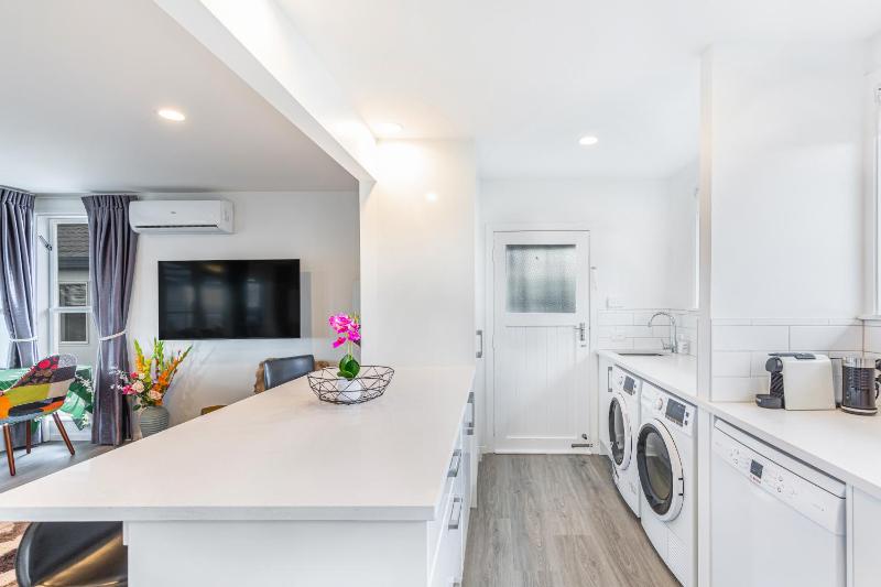 Ellerslie 3BR House Fresh Reno Zodiak Stays - image 7