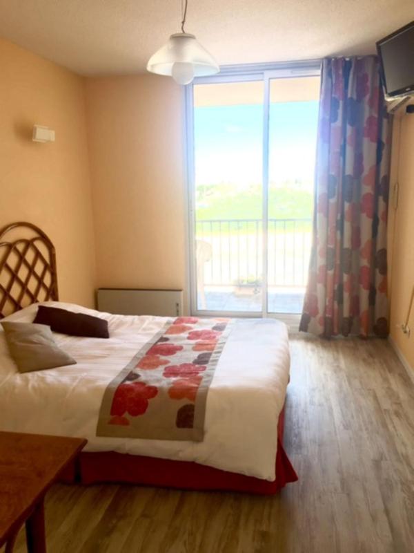Double Room with Port view, terrace, air conditioning with children  image 3