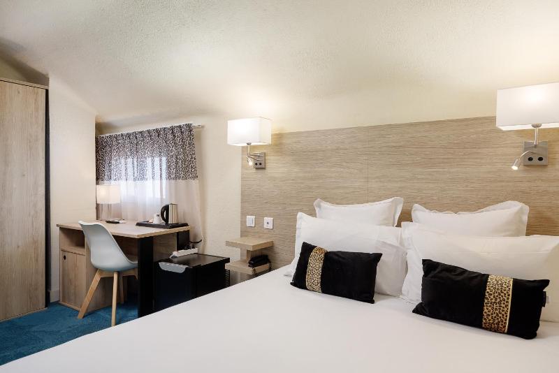 Classic Double Room image 2