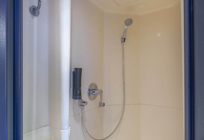 Twin Room image 4