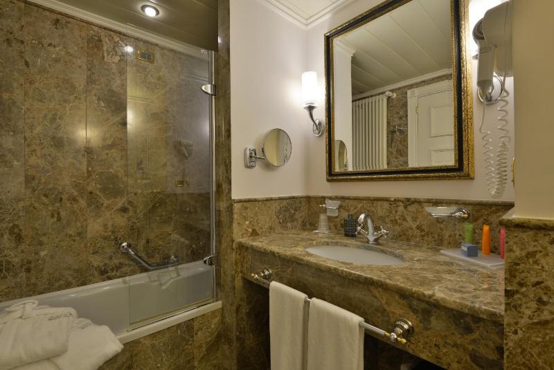 Deluxe Double Room with Balcony image 3