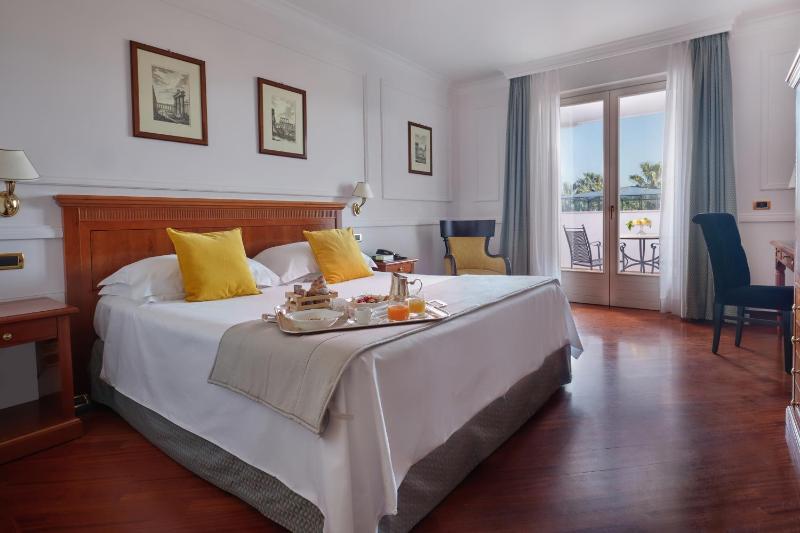 Deluxe Double Room with Balcony image 2