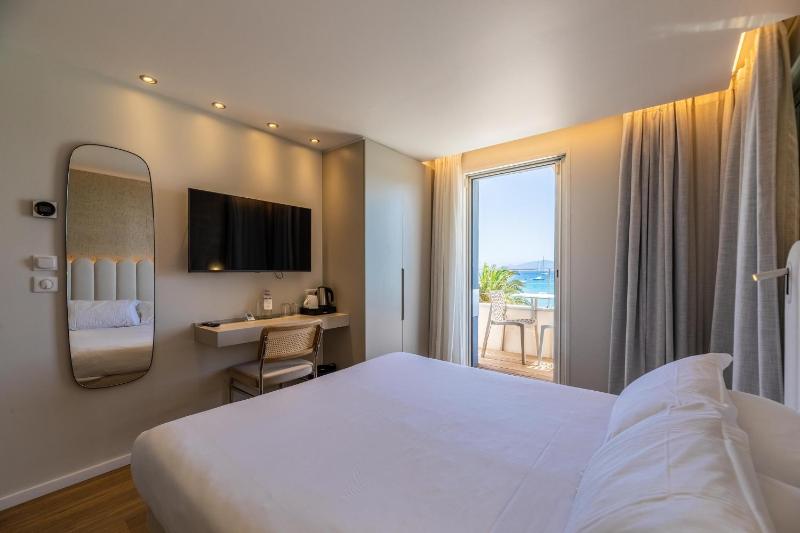 Double Room with Sea View image 1