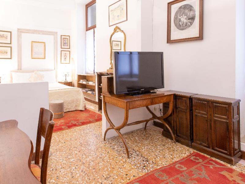 Deluxe Double Room - Palazzetto Pisani image 2